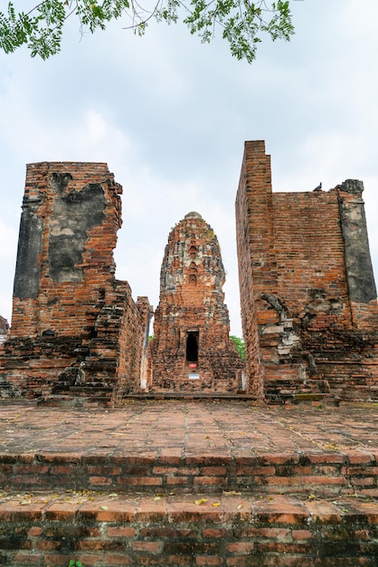 Tempio di wat mahathat nel distretto del parco storico di sukhothai, patrimonio mondiale dell'unesco in thailandia