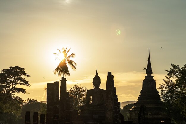 Foto rovine del tempio di wat mahathat nel parco storico di sukhotai thailandia