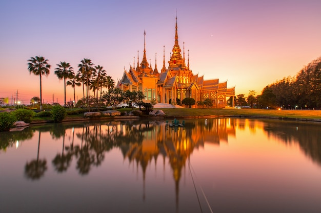 タイのワットなしクム寺院