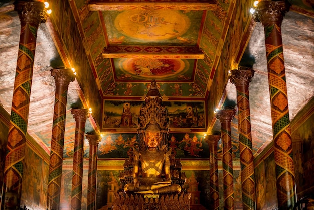 Wat Phnom een Boeddhabeeld