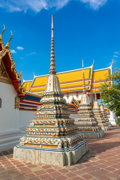 Wat pho è il più famoso tempio della thailandia per i turisti a bangkok, in tailandia