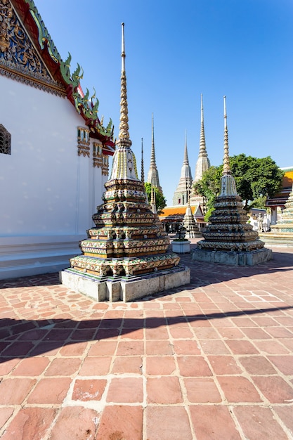 Wat Pho-tempel of Wat Phra Chetuphon in zonnige dag, Bangkok, Thailand