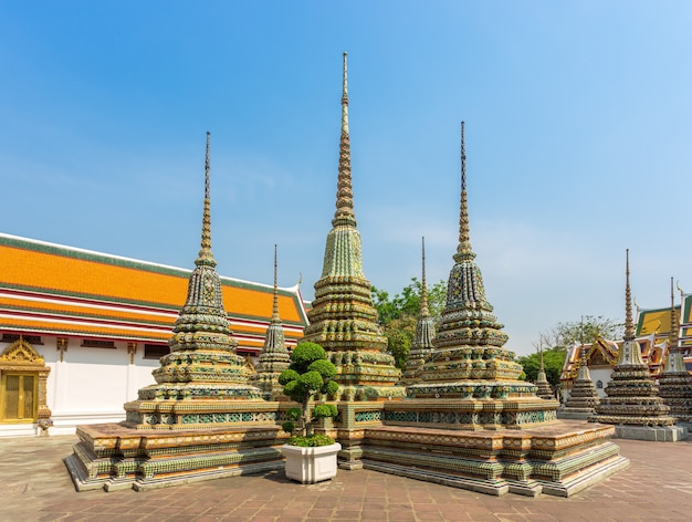 タイのバンコクで人気のランドマークである王宮の後ろにあるワットポー寺院。