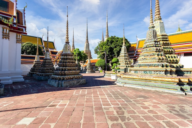 Tempio di wat pho o wat phra chetuphon nella giornata di sole, bangkok, thailand