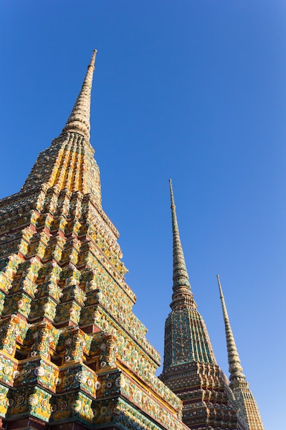 Wat pho o wat phra chetuphon, il tempio del buddha sdraiato a bangkok, in thailandia