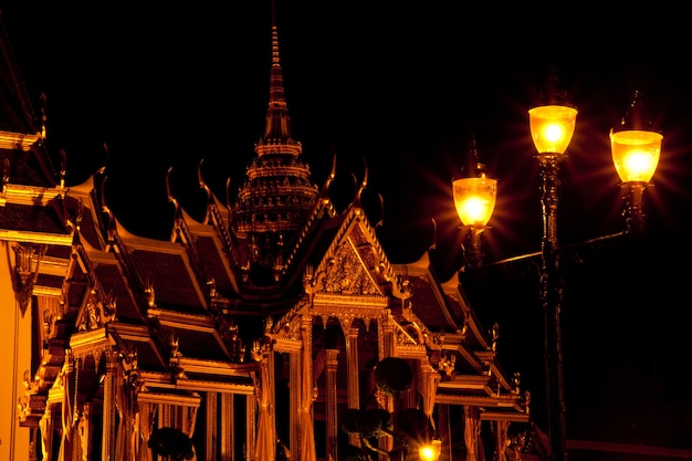 Photo wat phra kaeo in the evening.