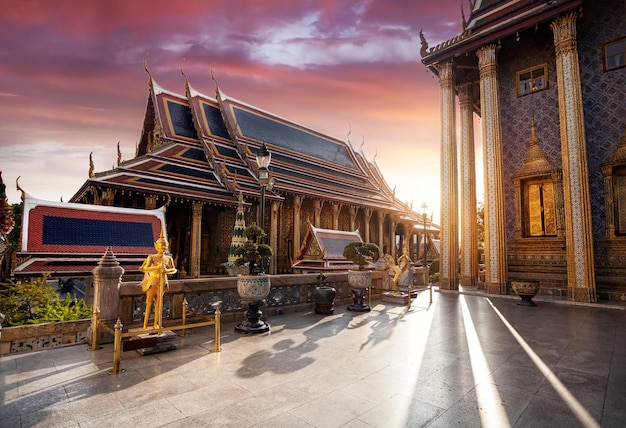 Wat Phra Kaew in Bangkok bij zonsondergang
