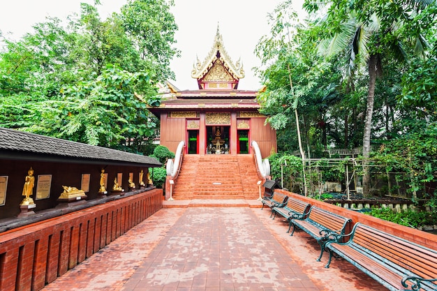 왓 프라깨우(Wat Phra Kaew)는 태국 치앙라이 시에 위치한 왕실 사원입니다.