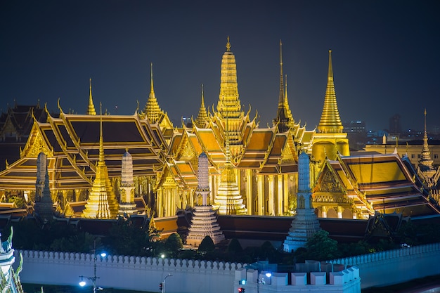 Ват Пхра Кео, Храм Изумрудного Будды, Большой дворец в сумерках в Бангкоке, Таиланд