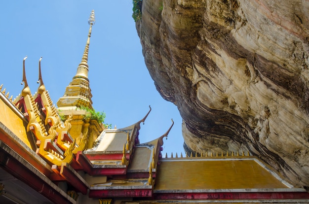 Wat Phra Putthachai、崖の上の寺院、Saraburi、タイ