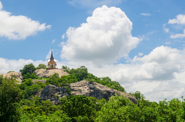 Wat Phra Putthachai、崖の上の寺院、Saraburi、タイ