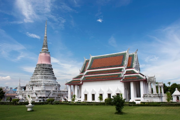 2017년 8월 9일 태국 Samut Prakan의 Amphoe Phra Samut Chedi를 방문하고 기도하는 Samut Prakan시의 Wat Phra Samut Chedi 사원 sysblom