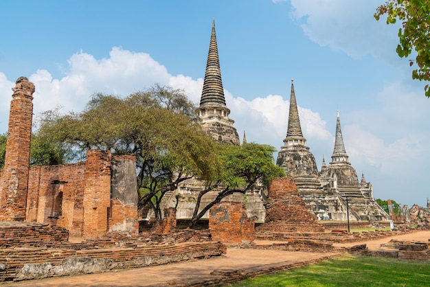 タイのユネスコ世界遺産に登録されているスコータイ歴史公園の境内にあるワットプラシーサンペット神殿