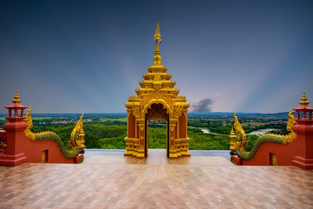 Фото wat phra that doi phra shan - еще один красивый храм в районе mae tha, провинция лампанг, храм расположен на вершине doi phra shan. невидимые тайские храмы в таиланде.