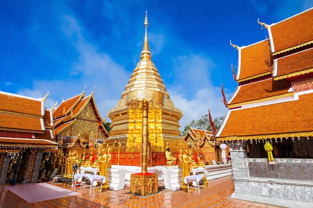 왓 프라 탓 도이 수텝(Wat Phra That Doi Suthep)은 태국 치앙마이 근처의 테라바다(Theravada) 불교 사원입니다.