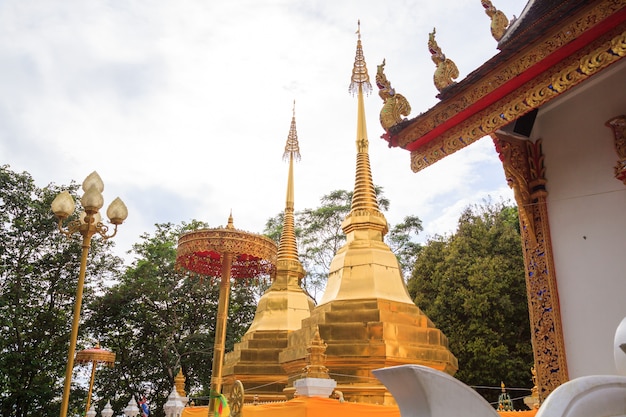 Wat Phra That Doi Tung-tempel met openbaar domein heeft twee gouden pagodes met Boeddha &#39;