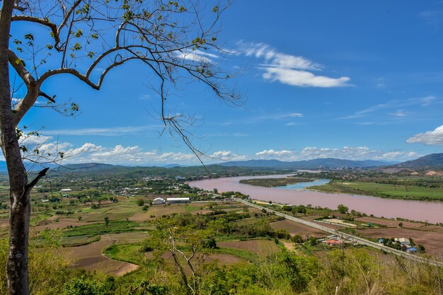 タイのメコン川チェンセン地区に沿ったワットプラタートファンガオゴールデントライアングルビューポイントは、タイ、ラオス、ミャンマーの3か国の国境です。