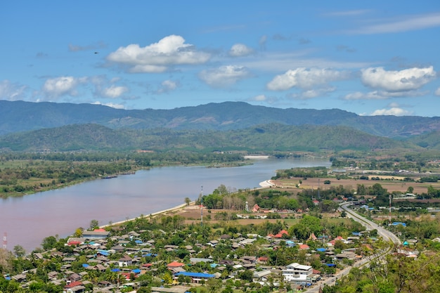 タイのメコン川チェンセン地区に沿ったワットプラタートファンガオゴールデントライアングルビューポイントは、タイ、ラオス、ミャンマーの3か国の国境です。