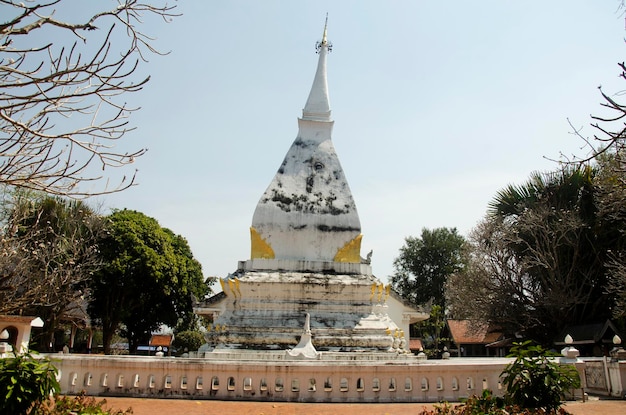 Wat Phra That Si Song Rak-tempelarchitectuur is in de Lan Chang-stijl voor mensen die Chedi en Boeddha bezoeken en bidden in Dan Sai op 22 februari 2017 in Loei Thailand