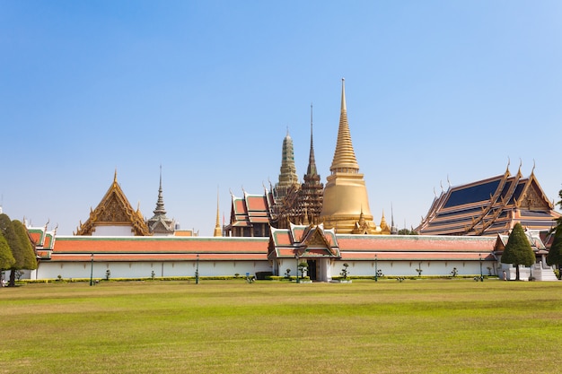 Foto wat phrasrirattana sasadaram (wat phra kaew) of de tempel van de emerald buddha.