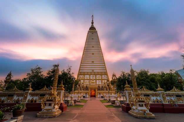 Foto wat phrathat nong bua al crepuscolo nella provincia di ubon ratchathani