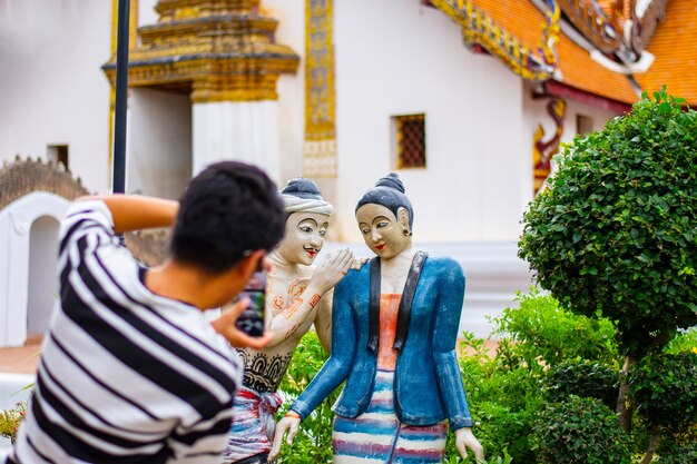 Photo wat phumin nan the famous mural painting of a man whispering