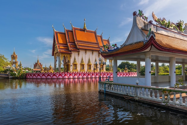 Wat Plai Laem prachtige boeddhistische tempel met Chinese en Thaise tradities in ontwerp Samui Thailand