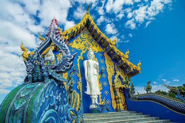 Wat Rong seua tien of Chiang rai Blue tempel De beroemde toeristentempel in Chiang rai Thailand