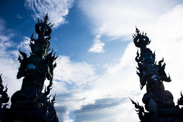 Wat Rong Seur Ten of artistieke blauwe tempel voor Thaise mensen, buitenlandse reizigers reizen bezoeken en respecteren biddende zegen met heilige mysterieaanbidding in de stad Chiangrai op 1 juli 2022 in Chiang Rai, Thailand