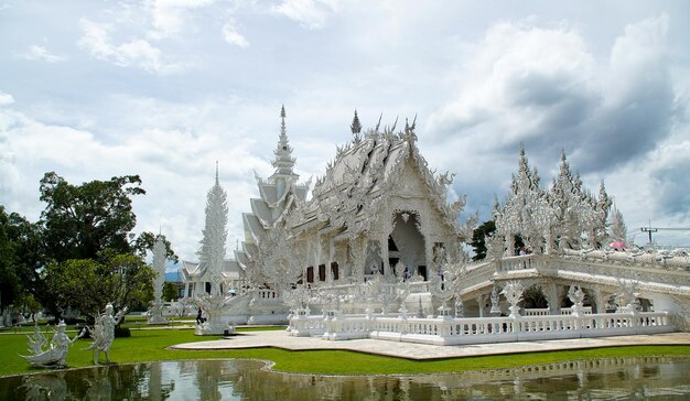 사진 롱 (wat rong kun) 은 태국 북부 치앙라이에 있는 백색 사원이다.