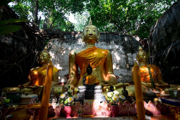 Wat Sangkratai, een deel van het klooster is bedekt met een heilige