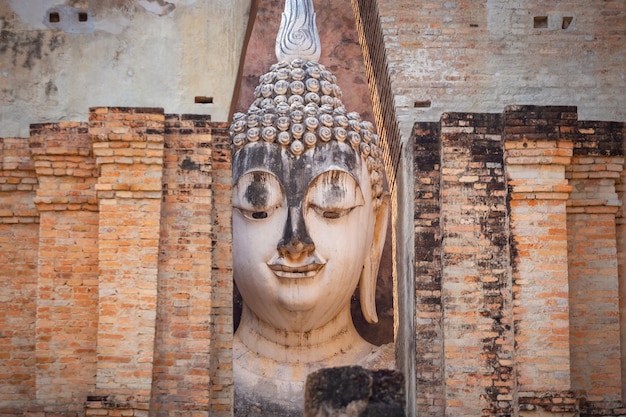 Ват Си Чум в историческом парке Сукхотай