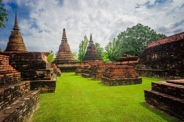 Tempio di wat si sawai nel parco storico di sukhotai, thailandia