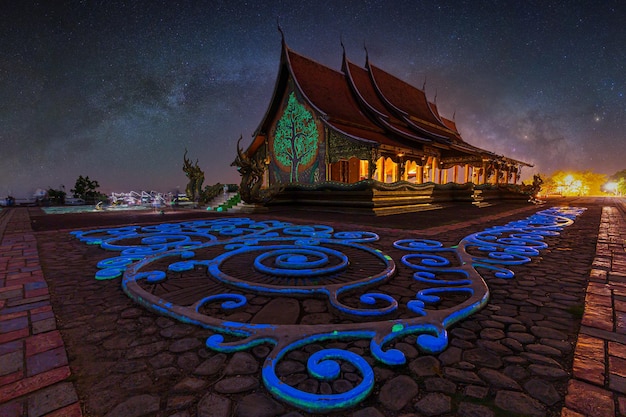 Wat Sirindhorn Wararam-tempel of Wat Phu Prao met melkachtige manier die over verlichte kerk in the . gloeit