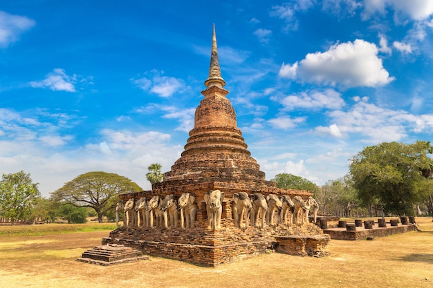 Wat Sorasak-tempel in het historische park van Sukhothai