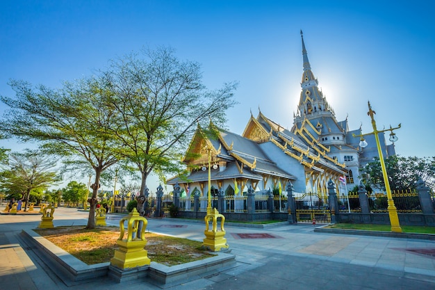 Wat Sothonwararamは歴史的中心部にある仏教寺院です。