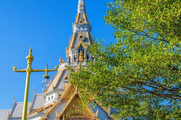 Wat Sothonwararam is een boeddhistische tempel in het historische centrum in Chachoengsao, Thailand.