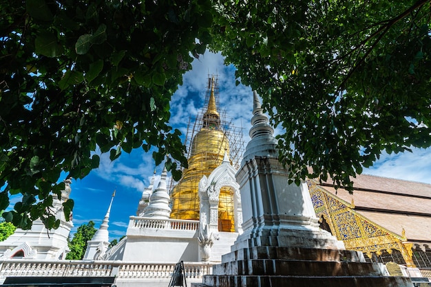 Wat Suan Dok은 불교 사원입니다. 일몰 하늘의 Wat는 태국 북부 치앙마이의 주요 관광 명소입니다.동남 아시아 여행 공공 장소