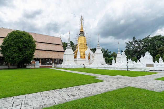 Ват Суан Док — буддийский храм Ват на закате неба — главная туристическая достопримечательность в Чиангмае, Северный Таиланд, Путешествия по Юго-Восточной Азии, общественные места.