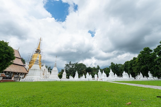 Ват Суан Док — буддийский храм Ват на закате неба — главная туристическая достопримечательность в Чиангмае, Северный Таиланд, Путешествия по Юго-Восточной Азии, общественные места.
