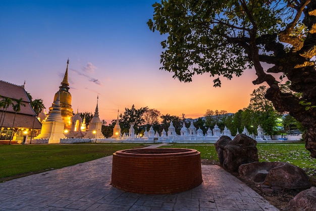 Wat suan dok is een boeddhistische tempel (wat) bij schemering zonsondergang hemelachtergrond is een belangrijke toeristische attractie in chiang mai, noord-thailand. reizen in zuidoost-azië.