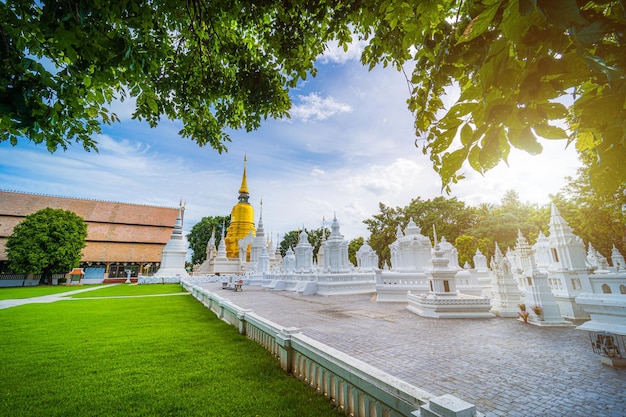 Wat Suan Dok is een boeddhistische tempel Wat bij zonsondergang is een belangrijke toeristische attractie in Chiang Mai, Noord ThailandReizen in Zuidoost-Azië is Openbare plaatsen