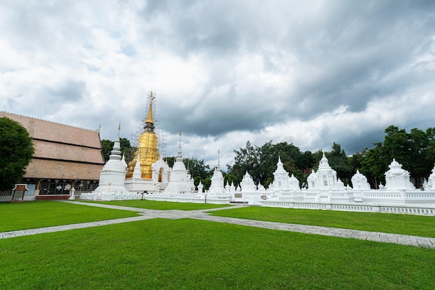 Wat Suan Dok is een boeddhistische tempel Wat bij zonsondergang is een belangrijke toeristische attractie in Chiang Mai, Noord ThailandReizen in Zuidoost-Azië is Openbare plaatsen