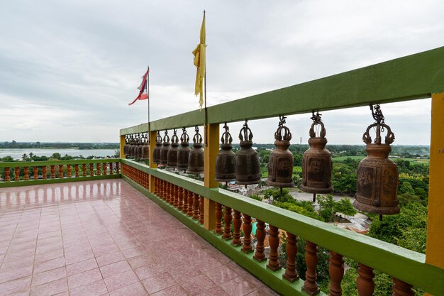 Wat Tham Sua is een tempel en toeristische attractie gelegen op de top van een berg in Tha Muang District Kanchanaburi. Het staat bekend om zijn landschap omringd door rijstvelden