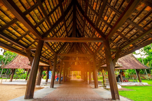 Wat ton kain oude tempel gemaakt van hout, bekend als oriëntatiepunt van de stad in chiang mai thailand