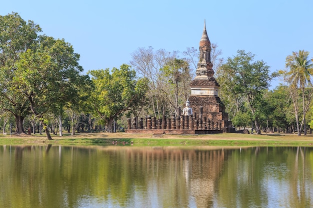 Wat traphang ngoen shukhothai historical park thailandia