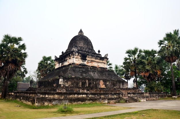 Wat Wisunalat Visoun 사원 및 Singhalese 스타일 Pra That Makmo 또는 Pra That Pathum stupa Luang Prabang Laos의 고대 건물