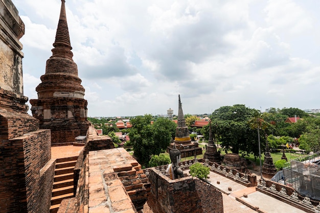 タイのアユタヤにあるワット・ヤイ・チャイ・モンコン、国の歴史的な場所にある主要な仏塔または仏塔