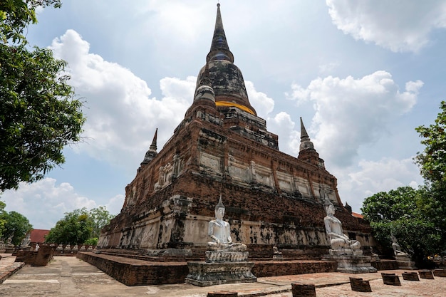 タイのアユタヤにあるワット・ヤイ・チャイ・モンコン、国の歴史的な場所にある主要な仏塔または仏塔