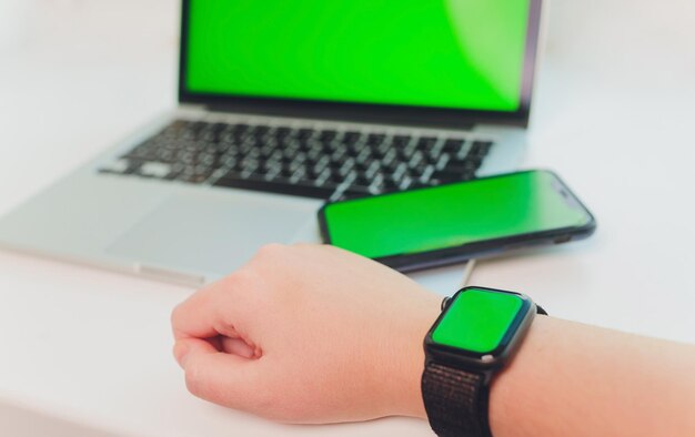 Watch by use multiple internet electronic devices with green screen